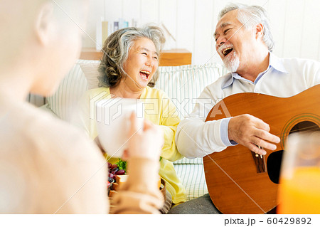 家族 ライフスタイル 音楽 家族 ライフスタイル 音楽 60429892