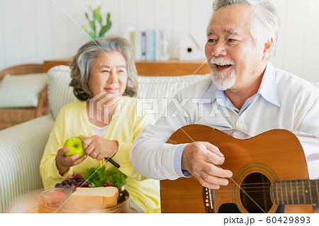 家族 ライフスタイル 音楽 家族 ライフスタイル 音楽 60429893