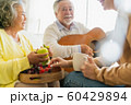 家族　ライフスタイル　音楽 60429894