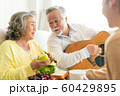 家族　ライフスタイル　音楽 60429895