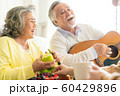 老夫婦　ライフスタイル　音楽 60429896