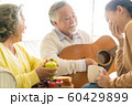 家族　ライフスタイル　音楽 60429899