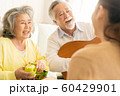 家族　ライフスタイル　音楽 60429901