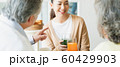 家族　リビング　会話 60429903