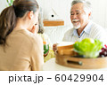 家族　リビング　会話 60429904