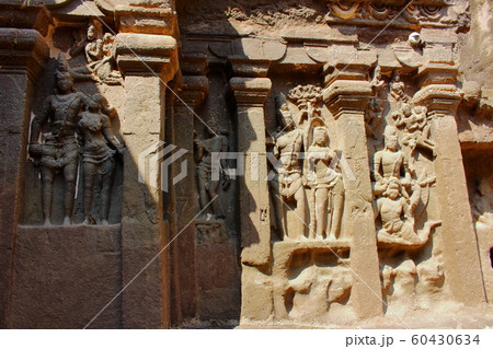 インド紀行　その１９１２　：　恋する二人　；　感動のエローラ石窟寺院　その１９１２ 60430634