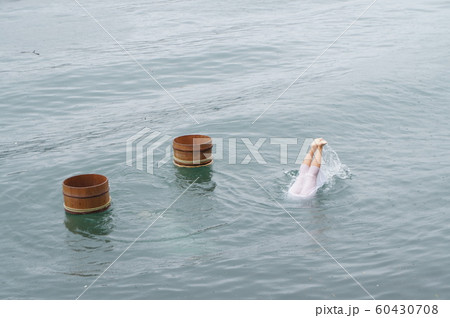 海女さん素潜り 60430708