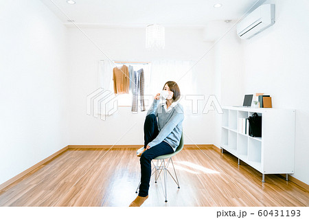 一人暮らしの女性 ミニマリストの写真素材