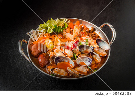 韓国料理チゲ typical Korean seafood hot pot (Jjigae) 韓国料理チゲ typical Korean seafood hot pot (Jjigae) 60432588