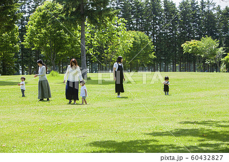 公園を歩く親子 60432827