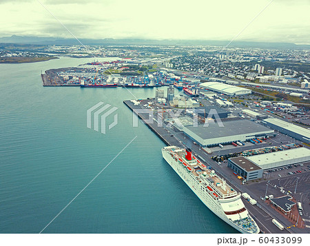 レイキャビクの港湾風景の空撮 60433099