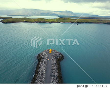レイキャビクの静かな港湾風景の空撮 60433105