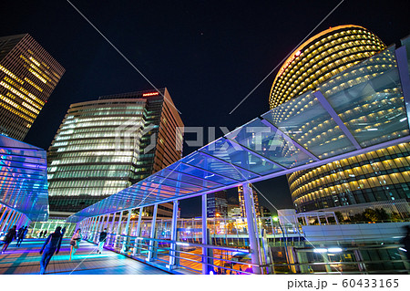 日本の横浜都市景観 富士ゼロックスや日産自動車グローバル本社などを望む 夜景 の写真素材