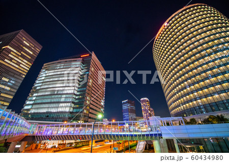 日本の横浜都市景観 富士ゼロックスや日産自動車グローバル本社などを望む 夜景 の写真素材