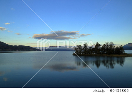 [定額] 北海道、秋、早朝の洞爺湖の風景 60435306