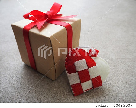 プレゼントのボックスと手作りのハート型オーナメントの写真素材