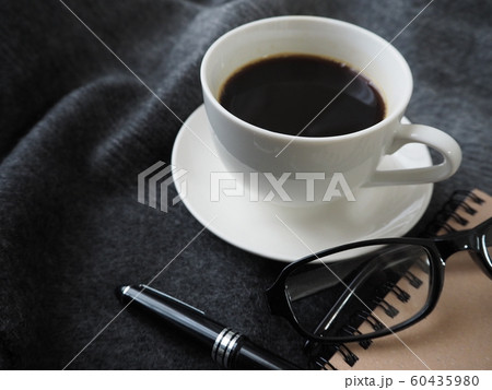 ブラックコーヒーの入ったカップ、黒縁眼鏡、ボールペン、リングノート ブラックコーヒーの入ったカップ、黒縁眼鏡、ボールペン、リングノート 60435980