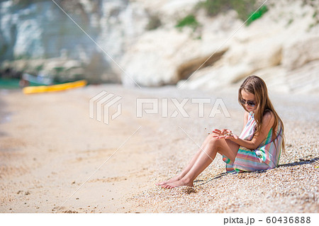 Cute little girl at beach during summer vacation 60436888