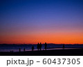 夕暮れ時の海辺 60437305