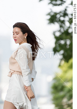 韓国人 若い女性 公園 60437576