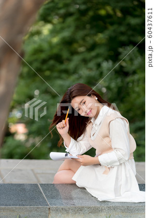 韓国人 若い女性 公園の写真素材