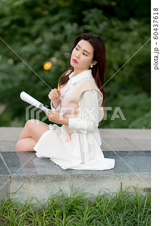 韓国人 若い女性 公園 60437618