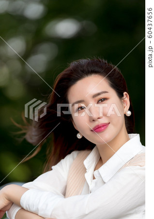 韓国人 若い女性 公園 60437656
