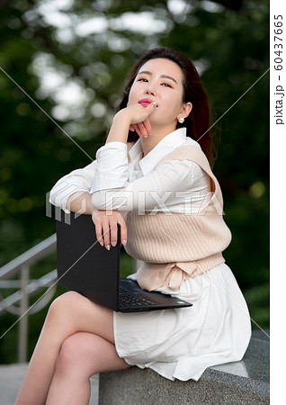 韓国人 若い女性 公園 60437665