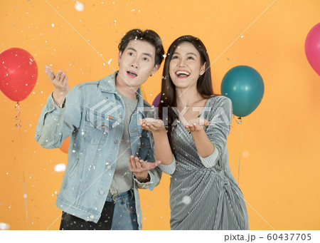 Young men and women join the party with fun Young men and women join the party with fun 60437705