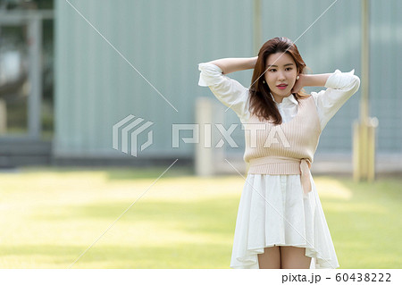 韓国人 若い女性 公園 60438222