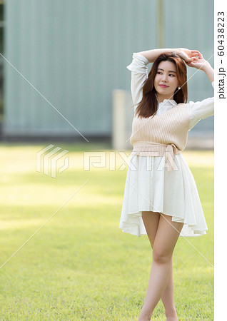 韓国人 若い女性 公園 60438223