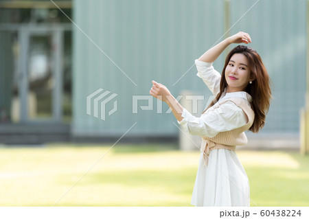 韓国人 若い女性 公園 60438224