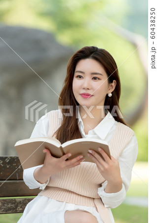 韓国人 若い女性 公園 60438250
