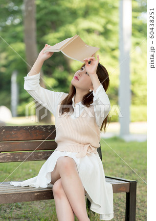 韓国人 若い女性 公園 60438251