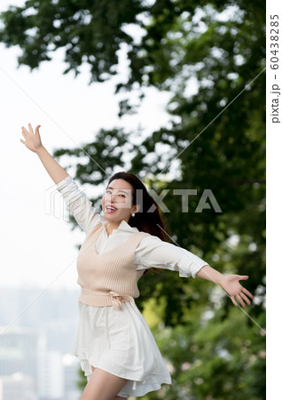 韓国人 若い女性 公園 60438285