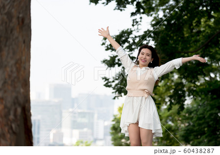 韓国人 若い女性 公園 60438287