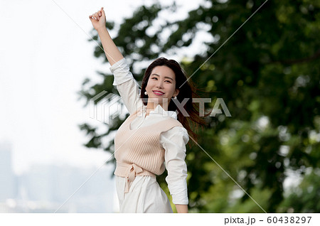 韓国人 若い女性 公園 60438297