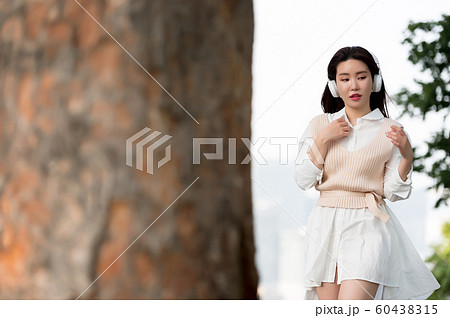 韓国人 若い女性 公園の写真素材