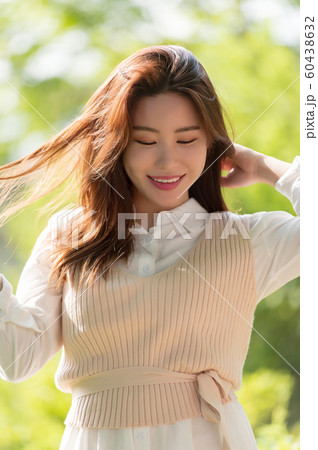 韓国人 若い女性 公園 60438632