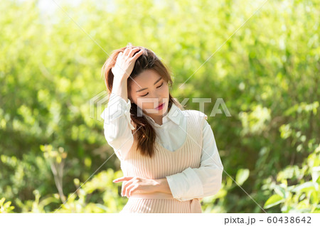 韓国人 若い女性 公園 60438642
