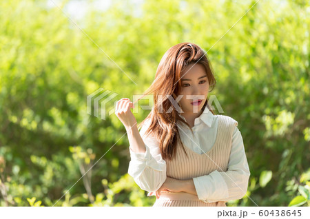 韓国人 若い女性 公園 60438645