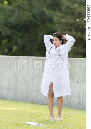 韓国人 若い女性 公園 60438692