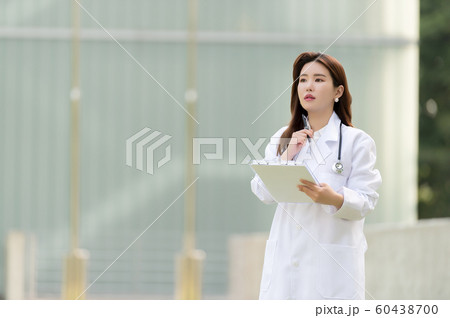 韓国人 若い女性 公園 60438700