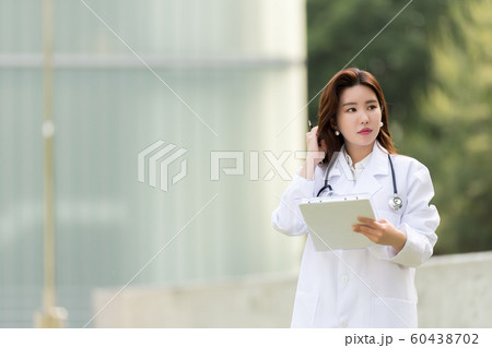 韓国人 若い女性 公園 60438702