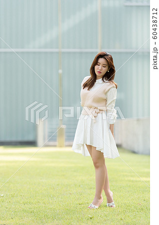 韓国人 若い女性 公園の写真素材