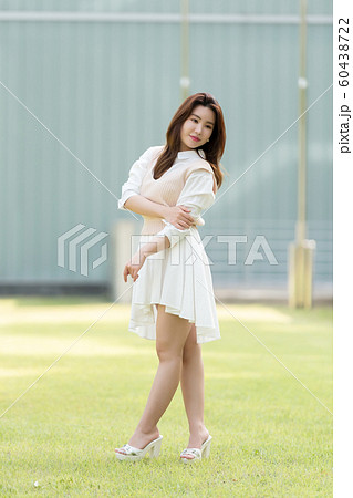 韓国人 若い女性 公園 60438722