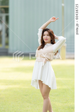 韓国人 若い女性 公園 60438725