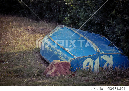海辺に放置された小舟 60438801