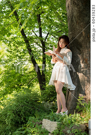 韓国人 若い女性 公園 60439283