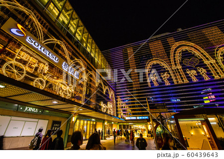 日本の横浜都市景観　「ＳＯＴＥＴＳＵ　相鉄線」やＪＯＩＮＵＳなどを望む 60439643